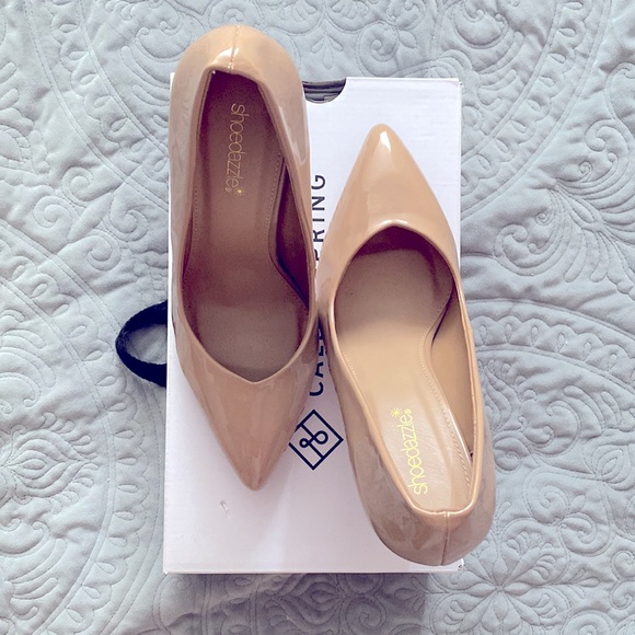 Pointed toe pumps in tan patent leather with 5 inch stiletto heel. Size 9.5US - Picture 2 of 3
